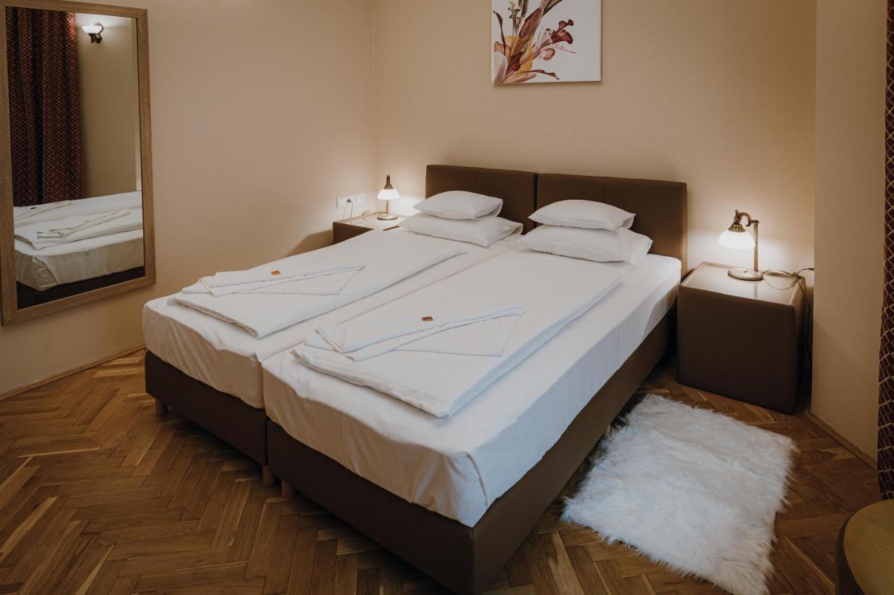 Dozsa Apartman Szeged Esterno foto